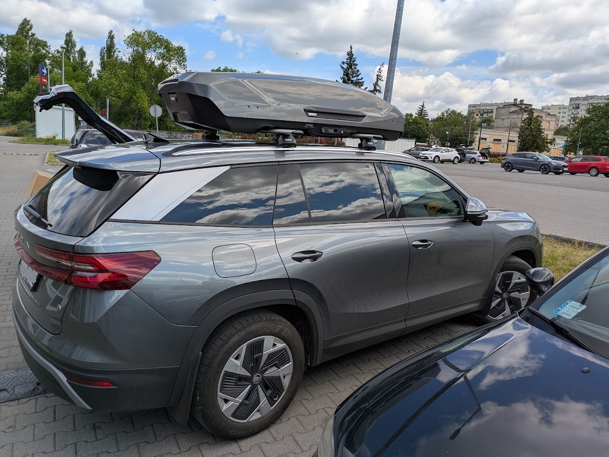 Skoda Kodiaq z boxem dachowym Thule Motion 3 L Titan ? montaż i dopasowanie na belkach Thule WingBar